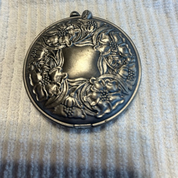 Ornate Lady's Compact mirror - Picture 1 of 9